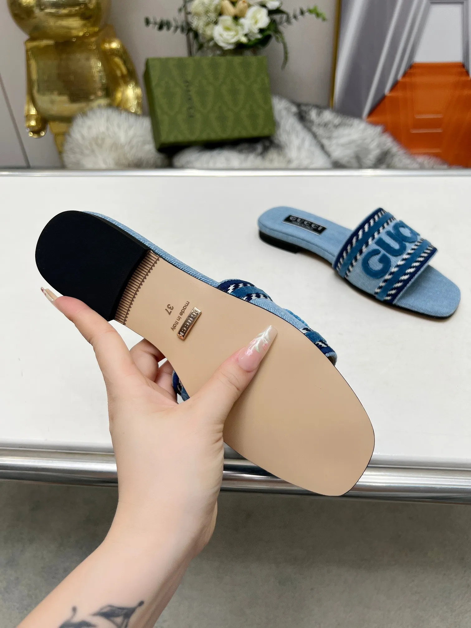 👟👟Ex-factory price 340👟👟 Genuine leather sole 200 Gucci 2024/Spring and summer new electric embroidery flat slippers hot style online —————————————— Perfect interpretation! The original development supports any comparison in the market! Carefully crafted materials! Months in the making! The pattern is extremely beautiful! Unique charm. The fabric is made from the original one-to-one ratio! Flash sale market free version! The thorn lines and three-dimensional effect are full! High-end and high-end Factory No.: 828-16 ꫛꫀꪝ Go➫ Materials: ❶ Upper: Electric embroidery environmentally friendly washed denim fabric ❷ Feet: imported sheepskin, lining sheepskin. ❸Outsole! Original Italian leather outsole ➕ Rubber outsole ........................................ ♡Size: 35-44 ♡Colour: 1cm